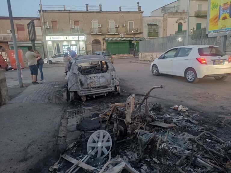 Arzano.  Un incendio di un’auto 50  ha provocato una distruzione dell’Atos di colore  rossa.