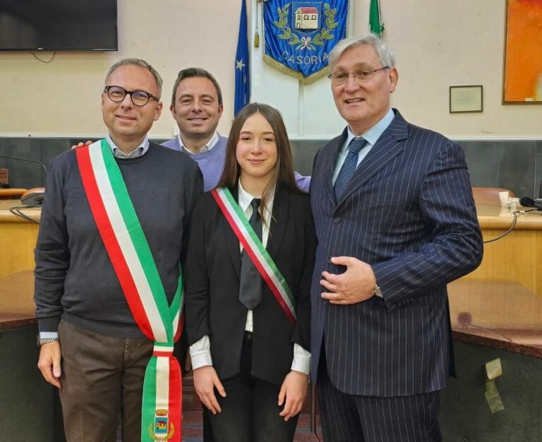 *Consiglio Comunale dei Ragazzi, Nunzia Orefice è il sindaco junior di Casoria. Bene: “Orgoglioso di loro: sono i cittadini del presente”*